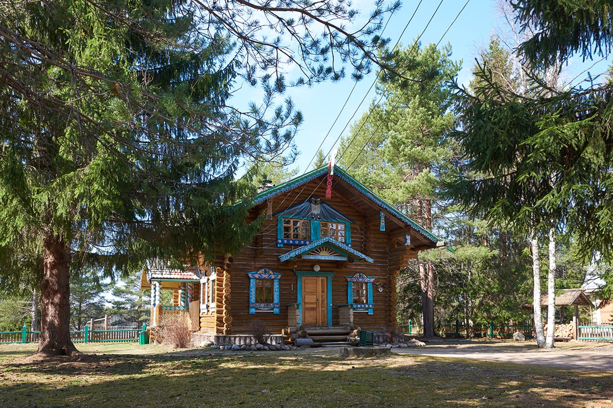 Снять Расписной дом в деревне Мандроги | Мандроги Удивительная Деревня в Ленинградской области